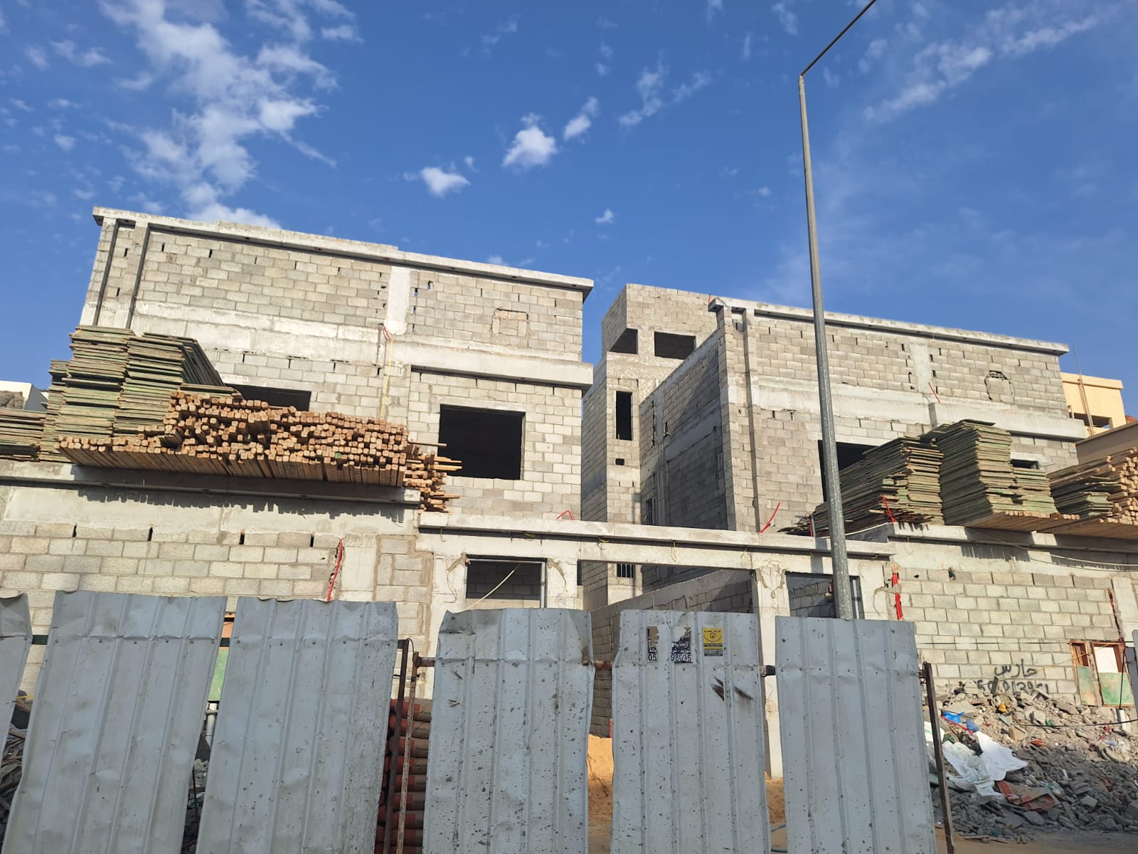 بناء ملاحق