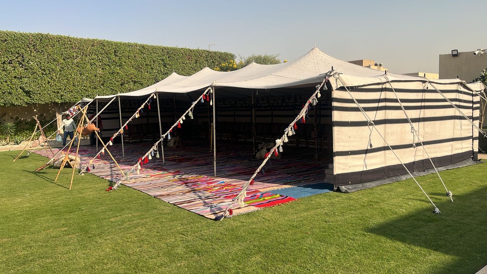 تأجير كنب جلد أبيض ، طاولات طعام مع كراسي ، طاولات كوكتيل 8597 766 056