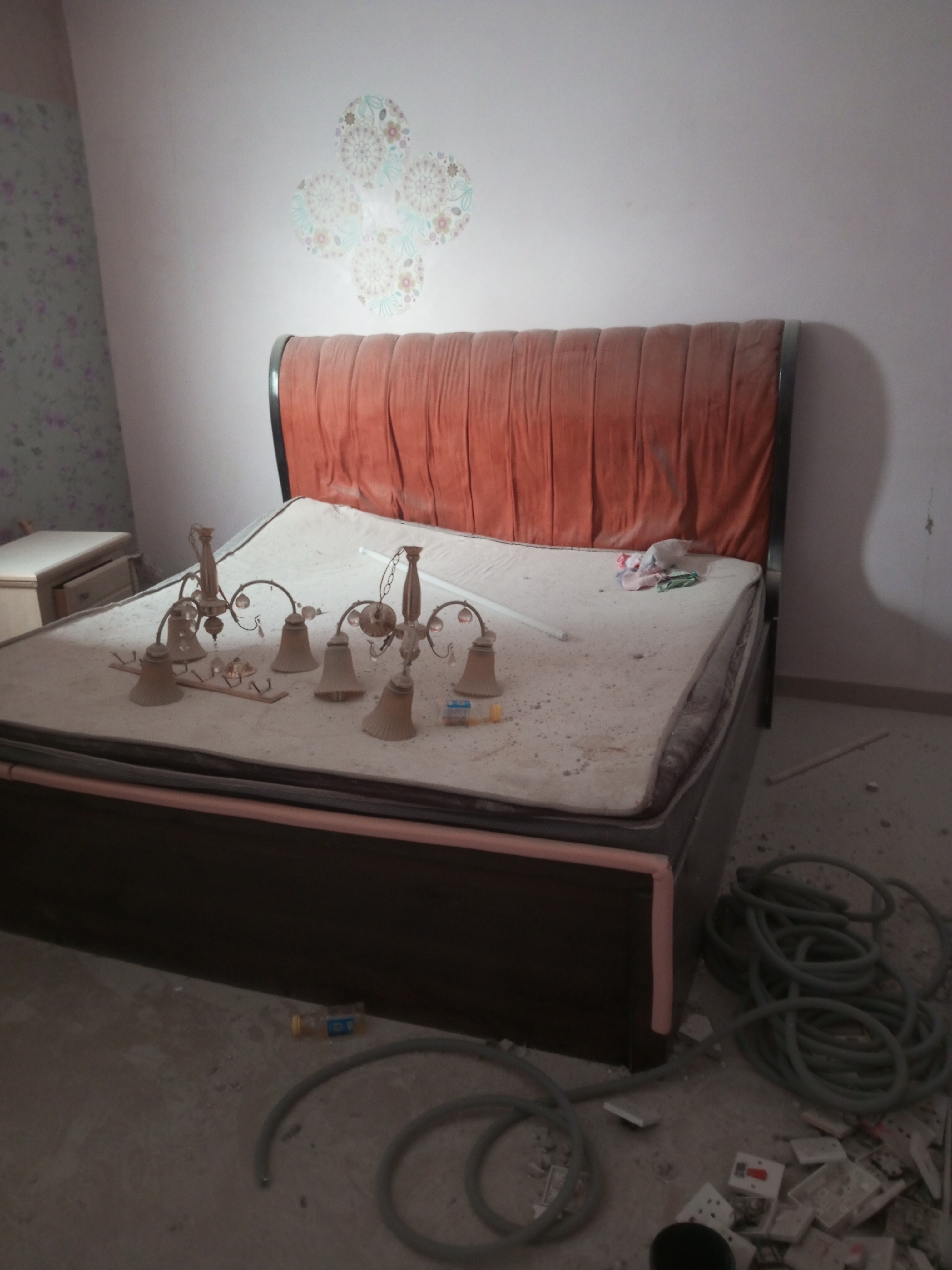 لوري يتخلص من أثاث قديم بالرياض 0534375367